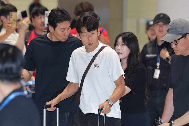 <yonhap photo-1623="">2026 북중미 월드컵을 마친 한국 축구대표팀 손흥민이 1일 인천국제공항 제2여객터미널을 통해 귀국하고 있다. 사진=연합뉴스</yonhap>