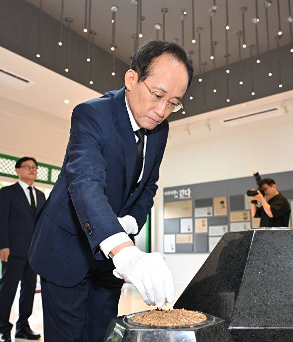 추경호 대구시장이 신암선열공원을 참배하고 있다 [사진=대구시]