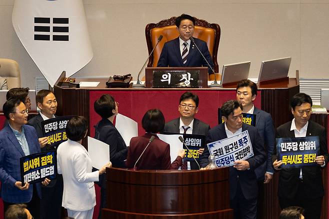국회 본회의에서 국민의힘 의원들이 여당 단독 원구성에 반대하는 피켓 시위를 하고 있다. 뉴스1