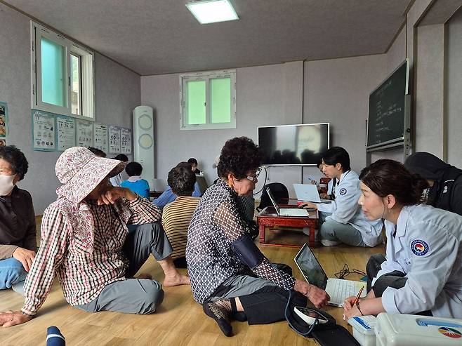 지난달 23일 오후 경남 통영시 사량도에 있는 돈지마을회관에서 병원선(경남 511호) 의료진이 섬 주민들을 진료, 처방하고 있다. 안대훈 기자