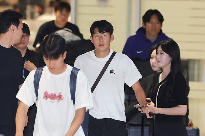 귀국하는 축구대표팀 주장 손흥민(가운데). 연합뉴스