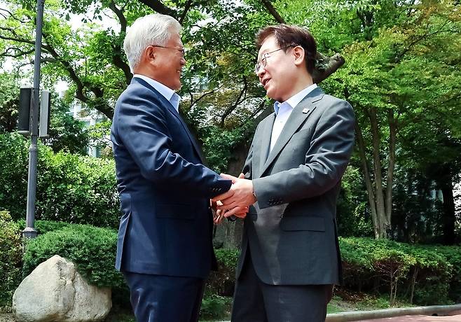 이재명 대통령이 1일 청와대에서 문재인 전 대통령을 만나 인사하고 있다. 청와대사진기자단
