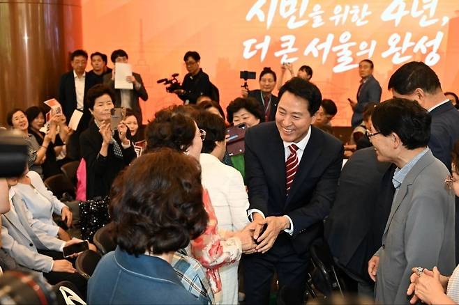 오세훈 서울시장이  제40대 서울시장 취임식에서 참석자들과 인사를 나누고 있다./ 사진 = 서울시 제공