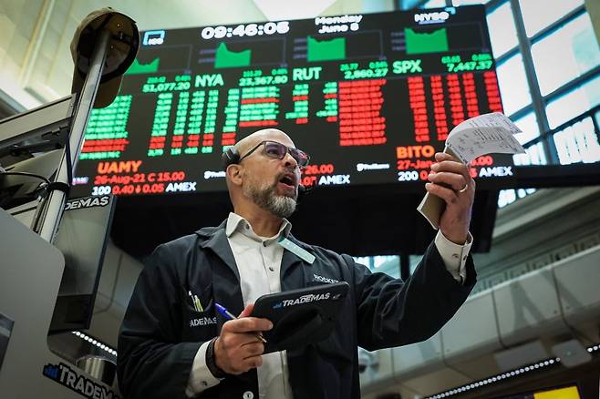 미국 뉴욕증권거래소(NYSE)의 한 트레이더. 사진=로이터연합뉴스