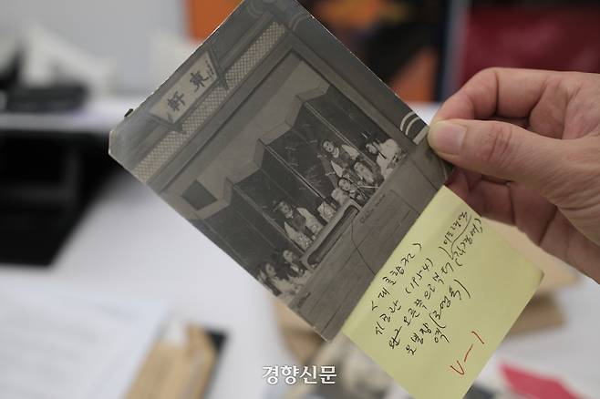 정은영이 수집한 국극 관련 옛날 사진. 김종목 기자