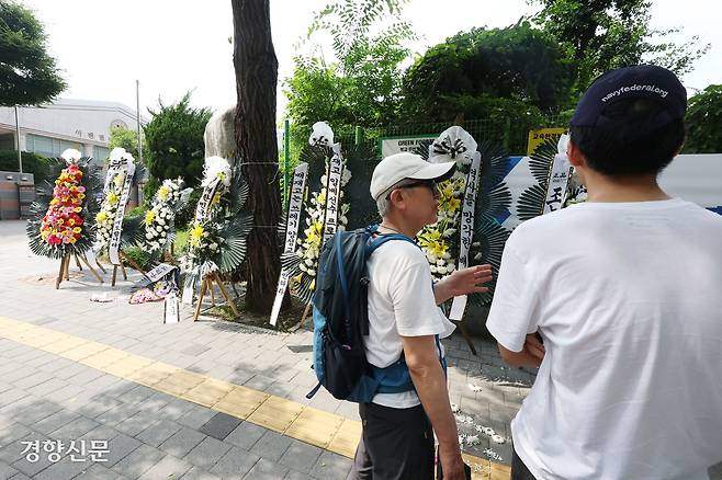 한 시민이 한 대학생에게 사태에 관해 설명해 주고 있다.