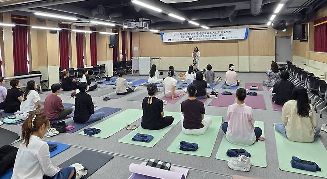 김포그린학교에서 진행된 'S.A.L.T 프로젝트' 2차 프로그램에서 학부모들이 나의 감정 오일 만들기 및 싱잉볼 명상 체험을 통해 가정 내 공감 문화 확산과 학교폭력의 교육적 해결을 위한 실천을 다짐하고 있다. 김포교육지원청 제공