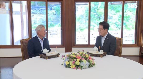 ▲이재명 대통령과 문재인 전 대통령이 2026년 7월1일 청와대 상춘재 오찬에 앞서 인사말을 나누고 있다. 사진=SBS 영상 갈무리