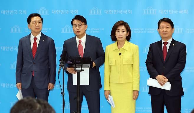 김기현(왼쪽부터), 윤상현, 나경원, 권영진 국민의힘 의원이 1일 국회 소통관에서 권창영 2차 종합특별검사팀과 관련, 야당을 탄압 수사하는 특검이라며 규탄 기자회견을 열고 기자들 질문에 답하고 있다. [연합뉴스]