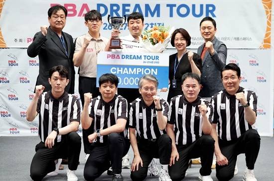 26/27시즌 PBA 드림투어 2차투어에서 우승한 정찬국이 PBA 관계자 및 심판들과 기념촬영하고 있다. (사진=PBA)