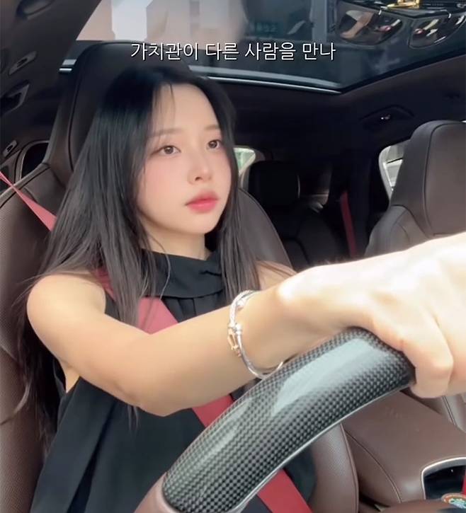 개그맨 박성광의 아내 이솔이가 의미심장한 글을 올린 뒤 이혼설이 불거지자 해명했다.  /사진=이솔이 인스타그램