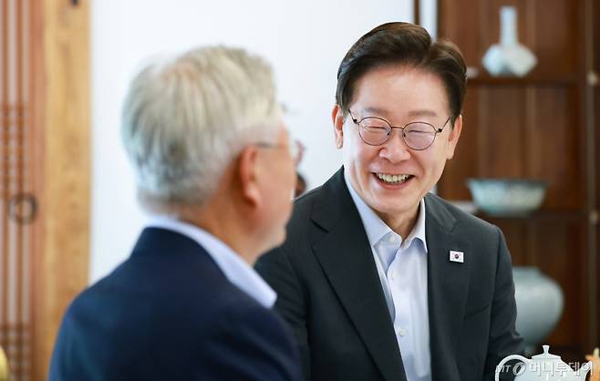 [서울=뉴시스] 조성봉 기자 = 이재명 대통령이 1일 청와대 상춘재에서 문재인 전 대통령과 오찬에 앞서 차담을 하고 있다. (청와대통신사진기자단) 2026.07.01. suncho@newsis.com /사진=