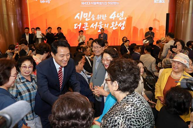 민선 9기 서울시정을 이끌게 된 오세훈 시장이 1일 시청에서 제40대 서울특별시장 취임식에 앞서 시민들과 인사를 나누고 있다. /사진=(서울=뉴스1) 안은나 기자