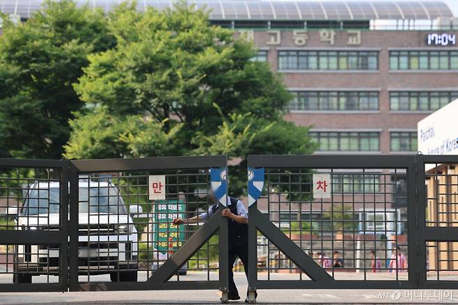 [서울=뉴시스] 권창회 기자 = 1일 오후 서울 강동구 배재고등학교 정문이 굳게 닫혀있다.  지난달 29일 배재고는 청룡기 전국고교야구선수권대회 광주제일고와의 경기에서 스타벅스의 '5·18 탱크데이' 논란을 연상시키는 구호를 외쳤다. 이에 대한야구소프트볼협회(KBSA)는 오늘 제11차 스포츠공정위원회를 열고 배재고의 전국대회 출전 6개월 정지 중징계를 내렸다. 2026.07.01. kch0523@newsis.com /사진=권창회