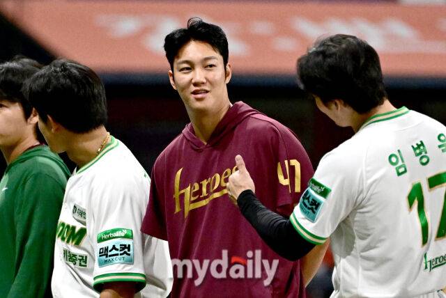2026년 6월 30일 오후 서울 고척스카이돔에서 열린 '2026 신한 SOL KBO리그' LG 트윈스와 키움 히어로즈 경기. 키움 안우진이 6-0으로 승리한 뒤 기뻐하고 있다./고척=유진형 기자