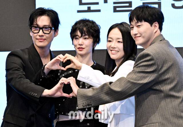 배우 남궁민, 이설, 이상희, 김대명(왼쪽부터)이 1일 오후 서울 신도림 더세인트에서 진행된 KBS 2TV 새 토일드라마 '결혼의 완성' (극본 정재하, 연출 김정현 김민태) 제작발표회에서 포토타임을 갖고 있다. / 송일섭 기자 andlyu@mydaily.co.kr