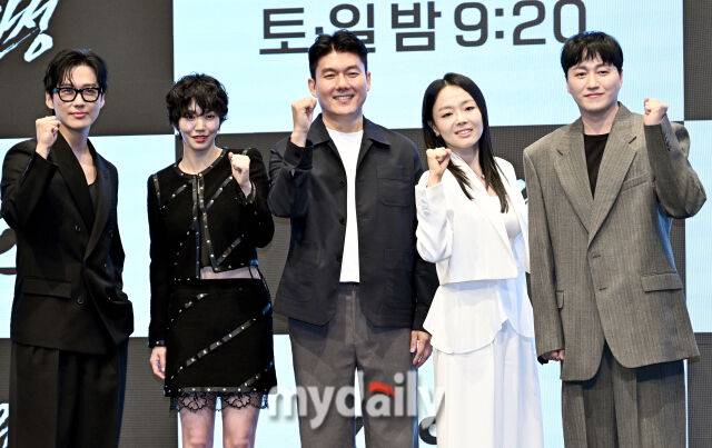 배우 남궁민, 이설, 김정현 연출, 이상희, 김대명(왼쪽부터)이 1일 오후 서울 신도림 더세인트에서 진행된 KBS 2TV 새 토일드라마 '결혼의 완성' (극본 정재하, 연출 김정현 김민태) 제작발표회에서 포토타임을 갖고 있다. / 송일섭 기자 andlyu@mydaily.co.kr
