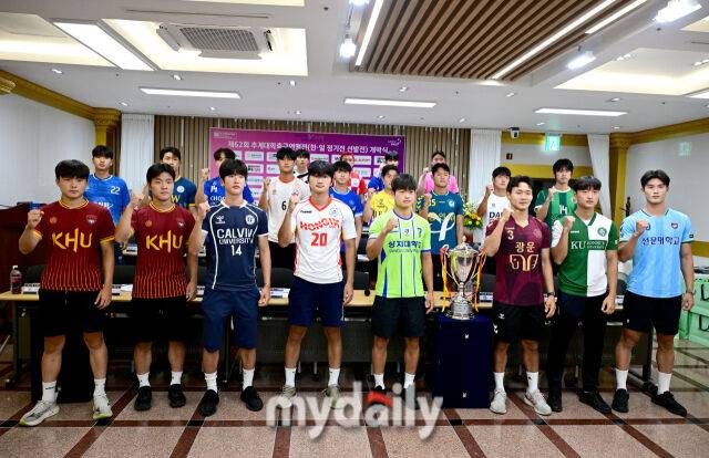 2026년 7월 1일 오후 강원도 태백호텔에서 '제62회 추계대학축구연맹전' 미디어데이가 열렸다. 각 팀 대표 선수들이 인사하고 있다.이번 대회에는 전국 대학축구 78개 팀이 참가해 총 156경기를 치르며, 백두대간기와 태백산기 2개 리그로 나누어 예선리그와 토너먼트 방식으로 진행된다./태백=유진형 기자