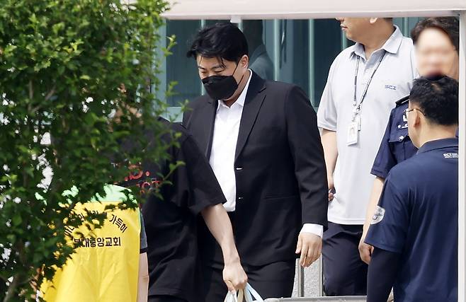 가수 김호중이 30일 경기 여주시 소망교도소에서 보석 출소하고 있다. 김호중은 지난 2024년 술을 마시고 차를 몰다 교통사고를 낸 뒤 달아나고, 매니저에게 대신 자수시킨 혐의로 구속기소 돼 징역 2년 6개월의 실형을 선고받았다. [공동취재단]