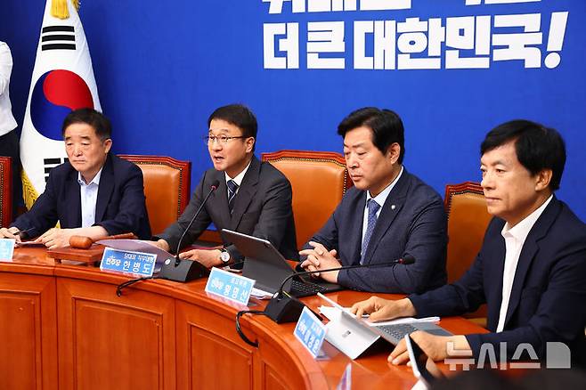 [서울=뉴시스] 김근수 기자 = 한병도 더불어민주당 대표 직무대행 겸 원내대표가 1일 오전 서울 여의도 국회에서 열린 최고위원회의에서 발언하고 있다. 2026.07.01. ks@newsis.com