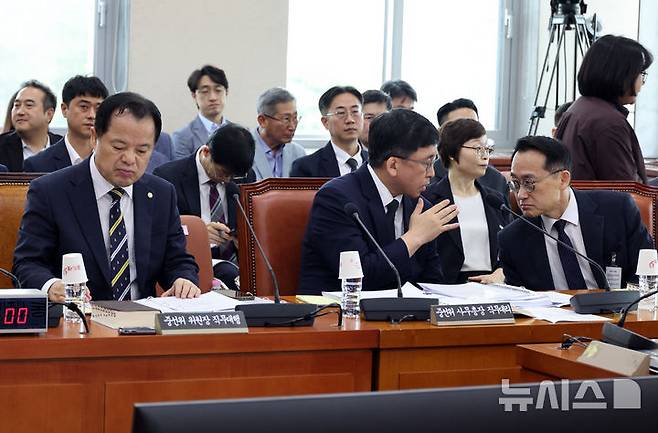 [서울=뉴시스] 최진석 기자 = 위철환 중앙선관위원장 직무대행이 1일 여의도 국회에서 열린 제9회 전국동시지방선거 투표용지 부족사태 등 국민 참정권 침해 진상규명 및 선거관리 개혁을 위한 국정조사특별위원회 제3차 전체회의에서 자료를 살펴보고 있다. 앞줄 왼쪽부터 위 직무대행, 강동완 중앙선관위 사무총장 직무대리, 허철훈 중앙선관위 전 사무총장. 2026.07.01. myjs@newsis.com