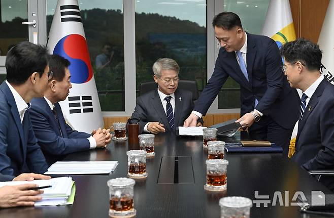 [순천=뉴시스] 박기웅 기자 = 민형배 초대 전남광주통합특별시장이 취임한 1일 오전 전남광주 순천시 동부청사로 출근해 업무보고를 받고 있다. 민 시장은 이날 취임 제1호 결재로 '민생 지원 및 통합 100일 실행계획'에 서명했다. 2026.07.01. pboxer@newsis.com