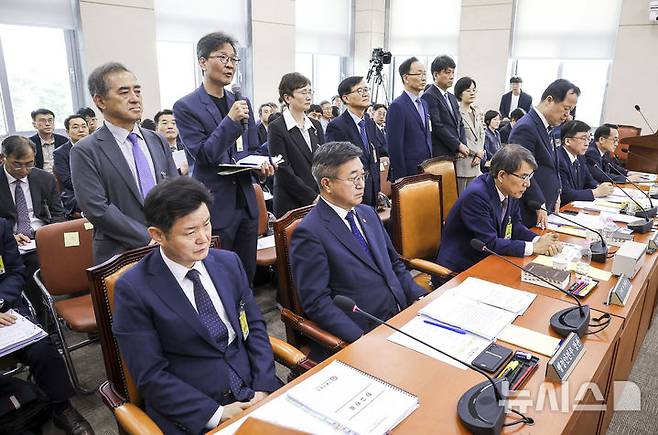 [서울=뉴시스] 정병혁 기자 =  위철환 중앙선관위원장 직무대행을 비롯한 선관위원들이 1일 서울 여의도 국회에서 열린 제9회 전국동시지방선거 투표용지 부족사태 등 국민 참정권 침해 진상규명 및 선거관리 개혁을 위한 국정조사특별위원회 제3차 전체회의에서 의원 질의에 답하기 위해 일어나 있다. 2026.07.01. jhope@newsis.com