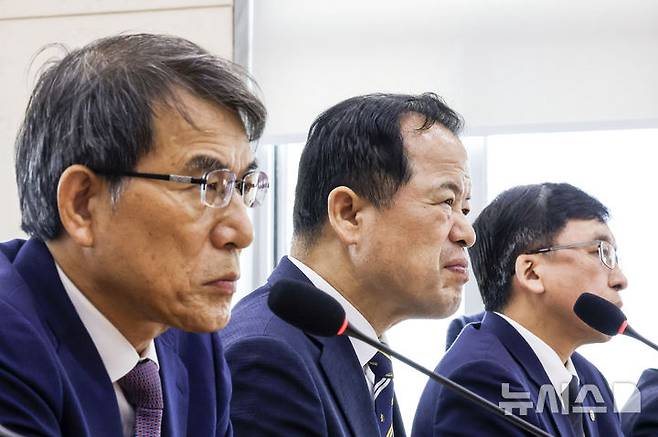 [서울=뉴시스] 정병혁 기자 =  노태악 전 중앙선관위원장과 위철환 중앙선관위원장 직무대행이 1일 서울 여의도 국회에서 열린 제9회 전국동시지방선거 투표용지 부족사태 등 국민 참정권 침해 진상규명 및 선거관리 개혁을 위한 국정조사특별위원회 제3차 전체회의에서 의원 질문을 듣고 있다. 2026.07.01. jhope@newsis.com