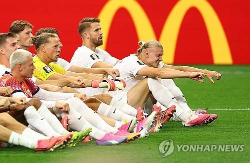 특유의 '노 젓기' 세리머니 펼치는 홀란 등 노르웨이 선수들 [로이터=연합뉴스]
