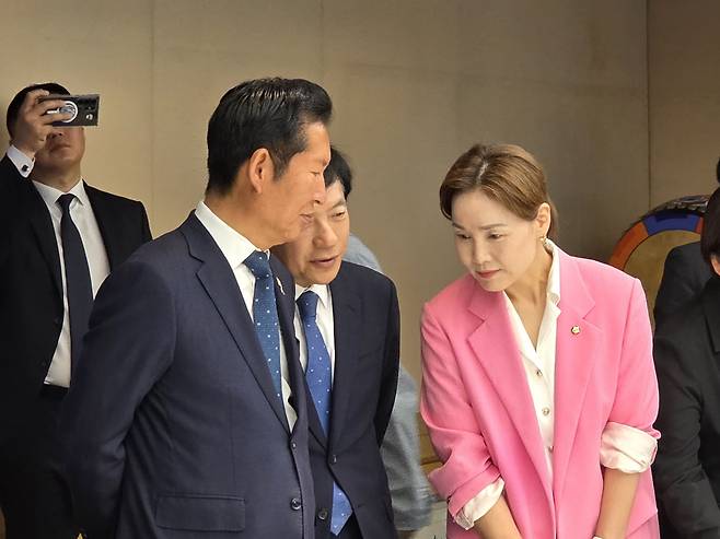 이원택 전북자치도지사 취임식 찾은 정청래 더불어민주당 전 당대표와 이성윤, 임오경 국회의원 [연합뉴스TV 촬영]