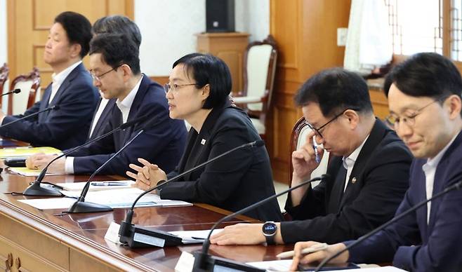AI 관계장관 간담회 주재하는 한성숙 국무총리 [연합뉴스 자료]