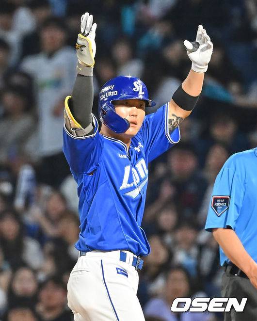 [OSEN=창원, 이석우 기자] 30일 창원NC파크에서 2026 신한 SOL KBO 리그 NC 다이노스와 삼성 라이온즈의 경기가 열렸다. 홈팀 NC는 테일러가, 방문팀 삼성은 오러클린이 선발 출전했다. 삼성 라이온즈 류지혁이 7회초 2사 만루 좌익수 왼쪽 1타점 안타를 치고 세리머니를 하고 있다. 2026.06.30 / foto0307@osen.co.kr