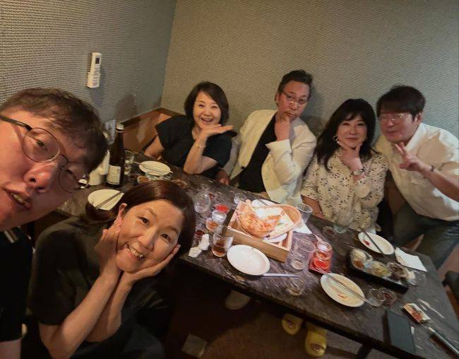 Broadcaster Kim Je-dong is drawing attention after photos were released showing him spending time with entertainment industry acquaintances such as Choi Yu-ra, Lee Sung-mi, and Lee Moon-sae. In the photos, Kim Je-dong, looking gaunt and having lost weight compared to before, is seen enjoying a warm and friendly time with his friends.Choi Yu-ra showcased their friendship by posting photos from the gathering on her social media. Haha also left a comment on the post, expressing his interest in the gathering.Since appearing on MBC Every1s I Had a Worry, But Its Gone in 2024, Kim Je-dong has been focusing more on talk concerts than on television appearances. Most recently, he held a talk concert titled THE Kim Je-dong: Even Though I Dont Really Know at Seongam Art Hall, where he interacted with the audience.