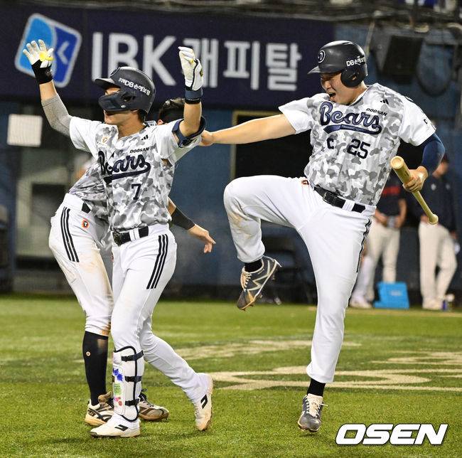 양의지의 날아 차기 축하