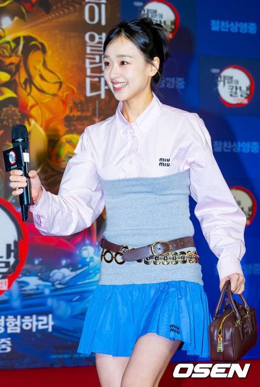 [OSEN=민경훈 기자] 30일 오후 서울 용산아이파크몰 내 용산 CGV에서 영화 '극장판 귀멸의 칼날: 무한성편' 레드카펫 포토월 행사가 진행됐다.이날 '극장판 귀멸의 칼날: 무한성편'의 성우 하나에 나츠키(탄지로 역), 시모노 히로(젠이츠 역)와 국내 스타 셀럽들이 참석해 자리를 빛냈다.전 리듬체조 선수 손연재가 입장하며 포즈를 취하고 있다. 2025.08.30 / rumi@osen.co.kr