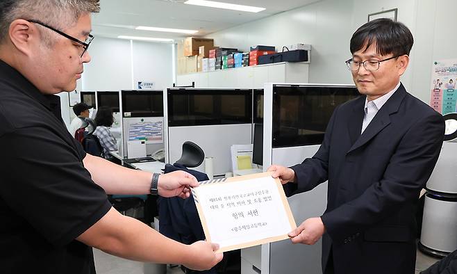 &nbsp;이규연 광주제일고등학교(광주일고) 교장이 전국 고교야구대회 도중 발생한 상대팀 배재고등학교의 응원 구호 논란과 관련한 항의서한을 전달하기 위해 30일 서울 송파구 대한야구소프트볼협회를 방문하고 있다. 연합뉴스