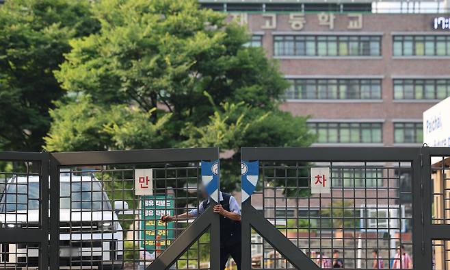 1일 오후 서울 강동구 배재고등학교 정문이 굳게 닫혀있다. 지난달 29일 배재고는 청룡기 전국고교야구선수권대회 광주제일고와의 경기에서 스타벅스의 '5·18 탱크데이' 논란을 연상시키는 구호를 외쳤다. 이에 대한야구소프트볼협회(KBSA)는 오늘 제11차 스포츠공정위원회를 열고 배재고의 전국대회 출전 6개월 정지 중징계를 내렸다. 뉴시스