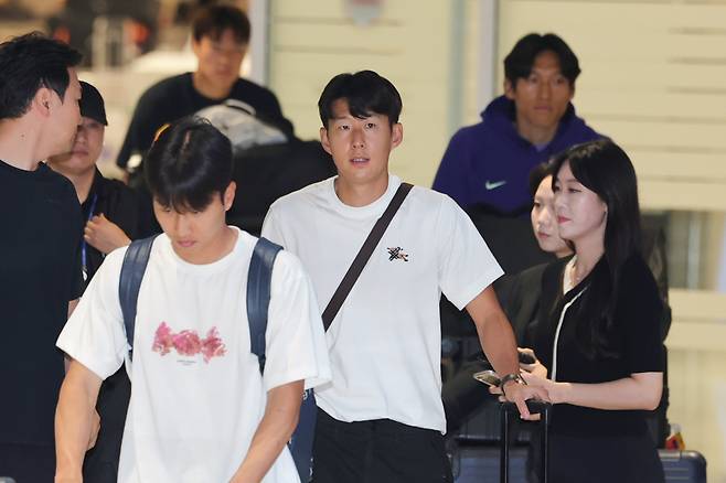 2026 북중미 월드컵을 마친 한국 축구대표팀 손흥민이 1일 인천국제공항 제2여객터미널을 통해 귀국하고 있다. 연합뉴스