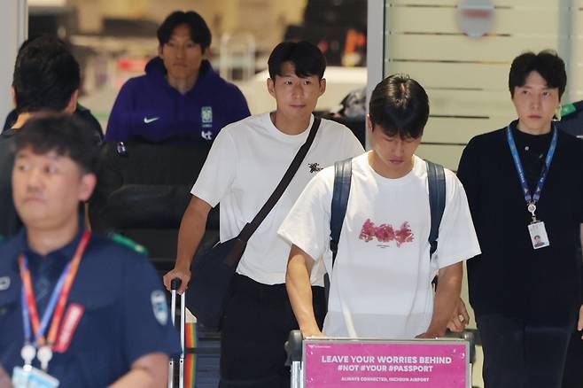 2026 북중미 월드컵을 마친 손흥민(가운데)이 1일 인천국제공항을 통해 귀국하고 있다.   연합뉴스