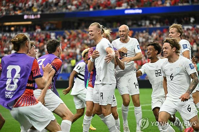 엘링 홀란(9번)의 골에 기뻐하는 노르웨이 선수들 [AFP=연합뉴스]