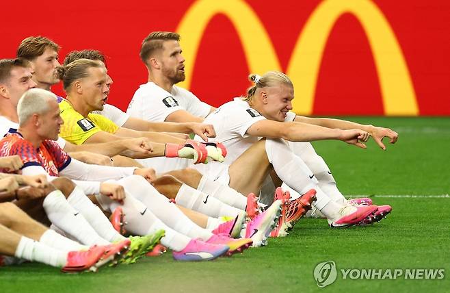 특유의 '노 젓기' 세리머니 펼치는 홀란 등 노르웨이 선수들 [로이터=연합뉴스]