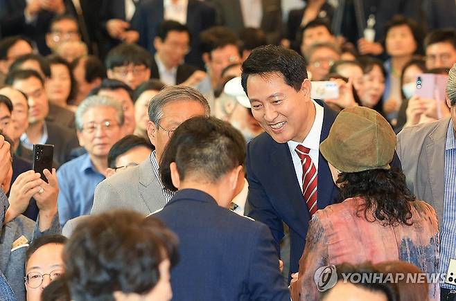 감사 인사하는 오세훈 서울시장 (서울=연합뉴스) 이진욱 기자 = 1일 오세훈 서울시장이 서울시청에서 열린 취임 행사에서 시민들에게 감사 인사를 하고 있다. 2026.7.1 [공동취재] cityboy@yna.co.kr