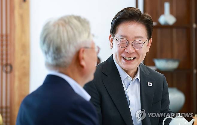 이재명 대통령ㆍ문재인 전 대통령, 오찬회동 (서울=연합뉴스) 김도훈 기자 = 이재명 대통령이 1일 청와대 상춘재에서 오찬에 앞서 문재인 전 대통령의 인사말을 듣고 있다. 2026.7.1 superdoo82@yna.co.kr