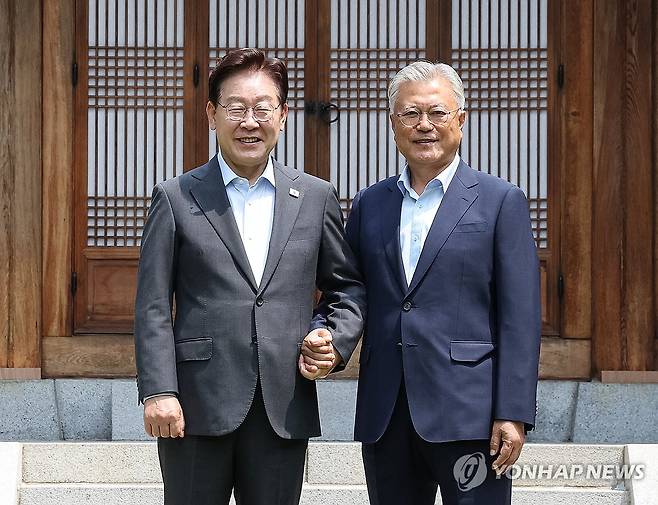 이재명 대통령과 문재인 전 대통령 (서울=연합뉴스) 김도훈 기자 = 이재명 대통령과 문재인 전 대통령이 1일 청와대 상춘재에서 오찬에 앞서 기념 촬영을 하고 있다. 2026.7.1 superdoo82@yna.co.kr