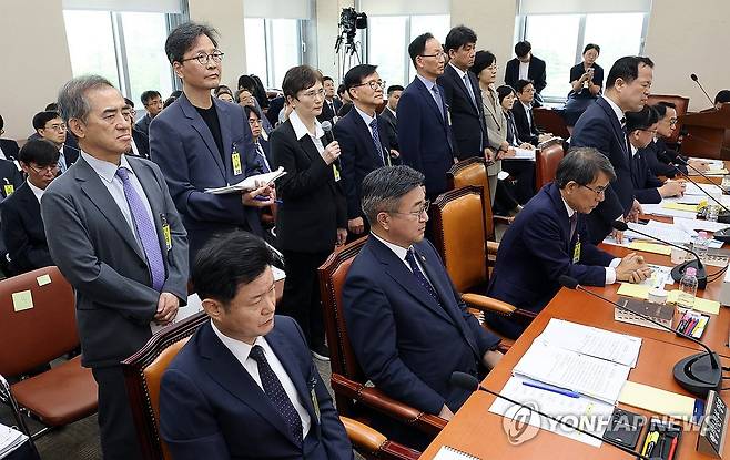 선관위 국조특위, 질의에 답하는 중앙선관위 (서울=연합뉴스) 이동해 기자 = 중앙선관위 위철환 위원장 직무대행과 위원들이 1일 국회에서 열린 '제9회 전국동시지방선거 투표용지 부족 사태 등 국민 참정권 침해 진상규명 및 선거관리 개혁을 위한 국정조사 특별위원회' 제3차 전체회의에서 의원 질의에 답하고 있다. 2026.7.1 eastsea@yna.co.kr
