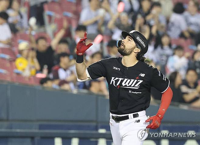 힐리어드 '투런포!' (서울=연합뉴스) 임화영 기자 = 28일 서울 잠실야구장에서 열린 kt wiz와 두산 베어스의 경기.
    9회초 2사 1루 KT 힐리어드가 2점 홈런을 친 뒤 기뻐하고 있다. 2026.5.28 hwayoung7@yna.co.kr