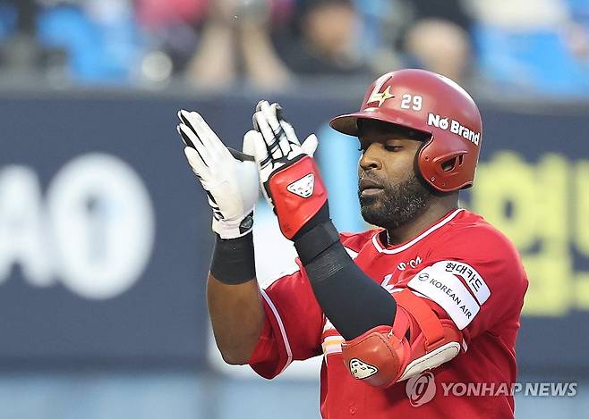 에레디아 '솔로홈런' (서울=연합뉴스) 임화영 기자 = 10일 서울 잠실야구장에서 열린 프로야구 SSG 랜더스와 LG 트윈스의 경기.
    5회초 무사 SSG 에레디아가 솔로홈런을 친 뒤 기뻐하고 있다. 2026.6.10 hwayoung7@yna.co.kr