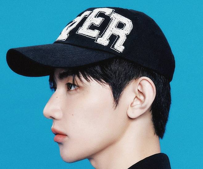 그룹 앤더블(AND2BLE) 리더 장하오가 한층 깊어진 분위기를 담은 화보 추가 컷을 공개했다./사진제공=싱글즈
