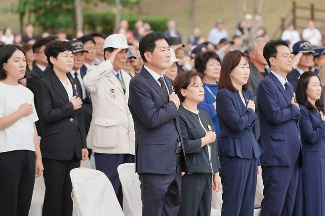 ▲ 조용호 오산시장이 유엔군 초전 기념식에서 국민의례 하는 모습./사진제공=오산시