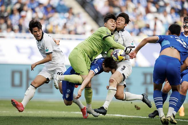 프로축구 K리그2가 월드컵 휴식기를 끝내고 4일 리그를 재개한다. 사진은 지난해 4월 수원월드컵경기장서 열린 수원 삼성과 성남의 경기 모습. 사진=한국프로축구연맹